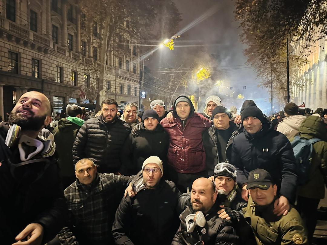 Irakli Pavlenishvili (rote Jacke) mit Protestlern Irakli Pavlenishvili (rote Jacke) mit Protestlern